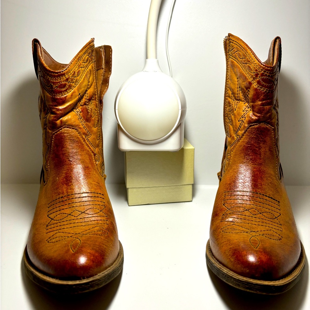 Coconuts - Western bootie; Sz 8M;